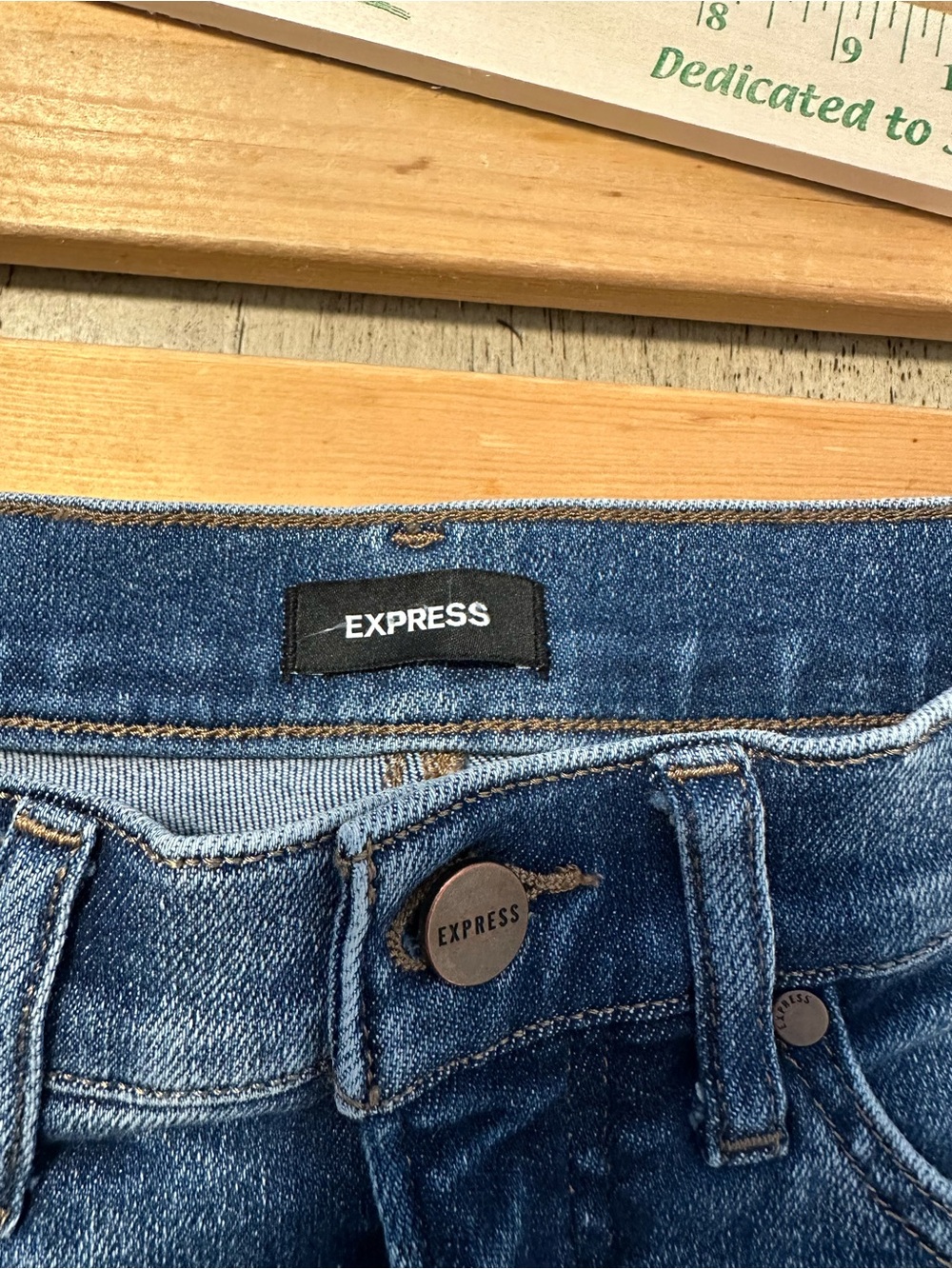 Express Mid Rise Medium Wash FlexX Skyscraper Jeans size 2 - Picture 6 of 10